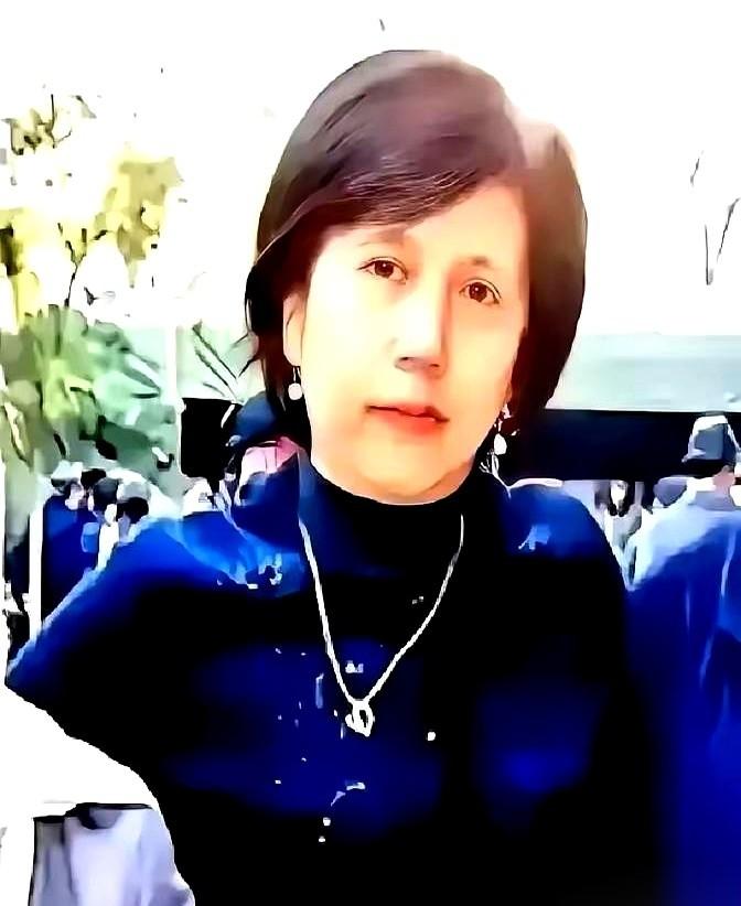 这画面太讽刺，也太提气了！当年扣留了人家整整五年，恨不得把人脑子都掏空才放走；