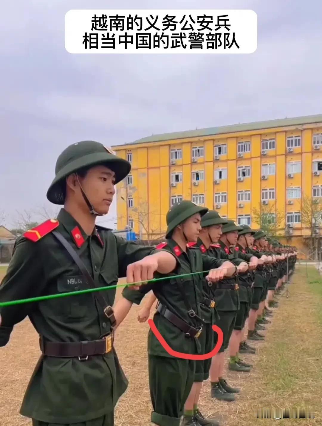 越南的公安军相当于我国的武警部队，也是一支非常重要的武装力量，这是他们训练时的场