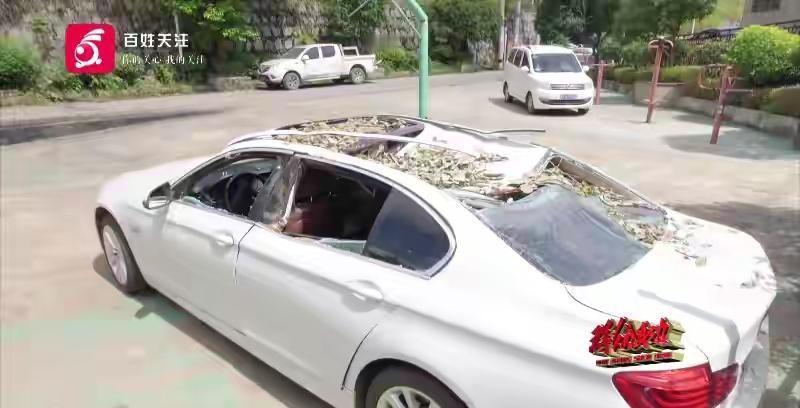贵州贵阳，一男子将宝马车停在一700年古树下，不料，古树突然倒塌，砸扁车辆。这件
