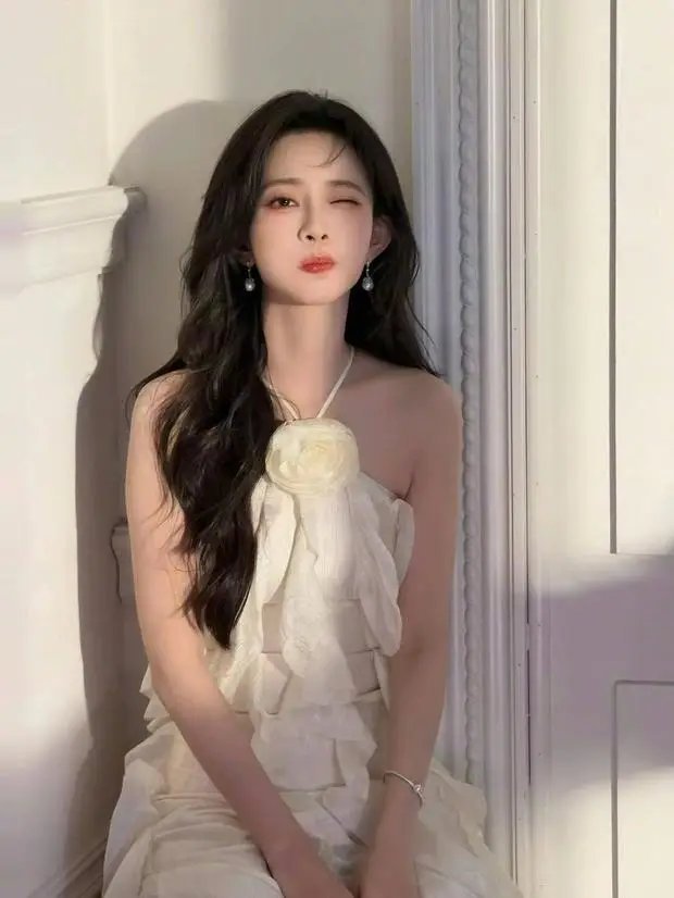 孟子义穿米白花朵礼裙温婉浪漫尽显优雅近日，孟子义一组造型写真公开。身着米白色花
