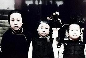 1912年，张作霖用马鞭狠抽张学良，夫人们纷纷跪倒求情，张作霖一瞪:眼“谁敢求情