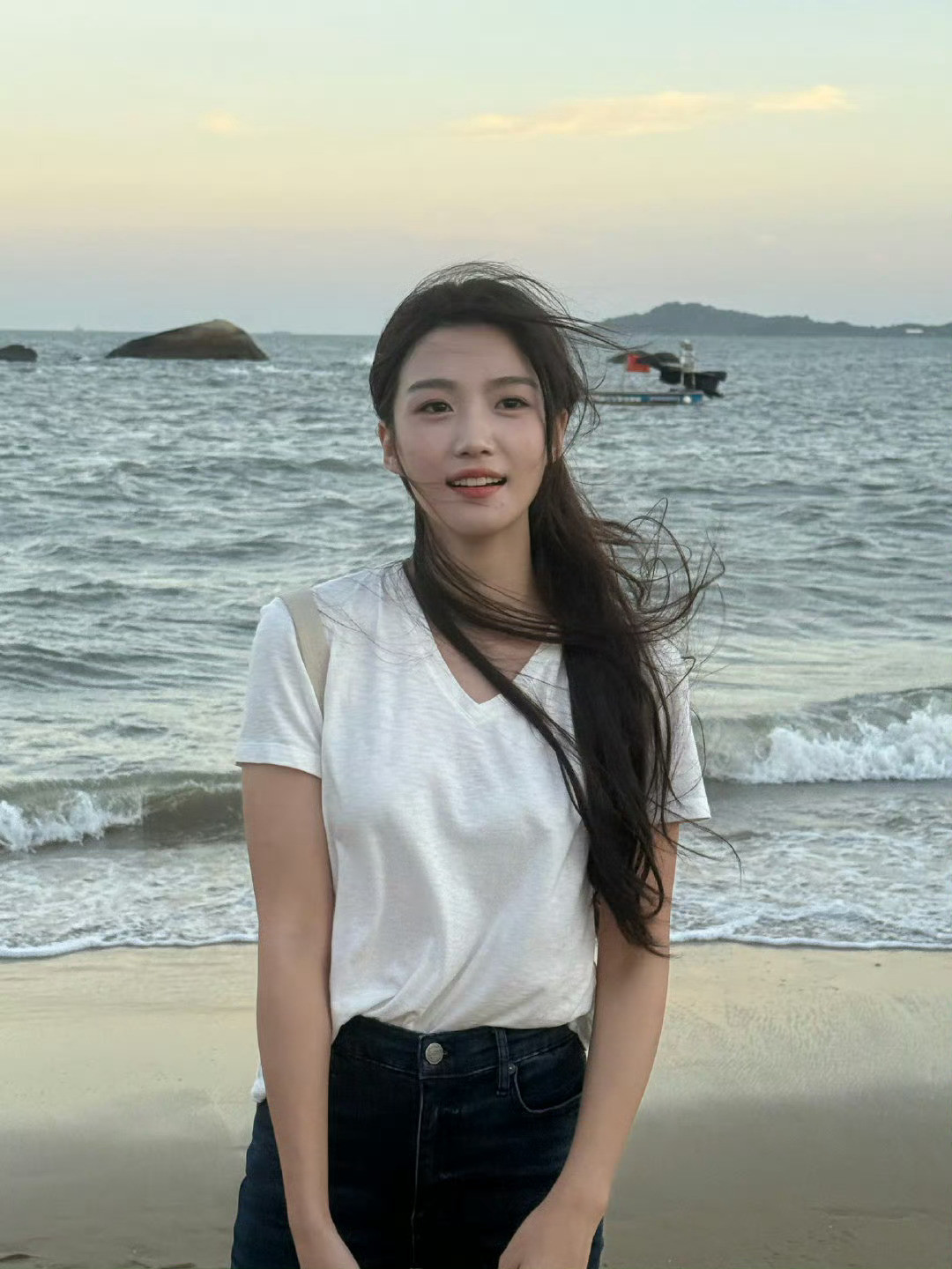 卢昱晓白T海边营业照，好漂亮的~​​​