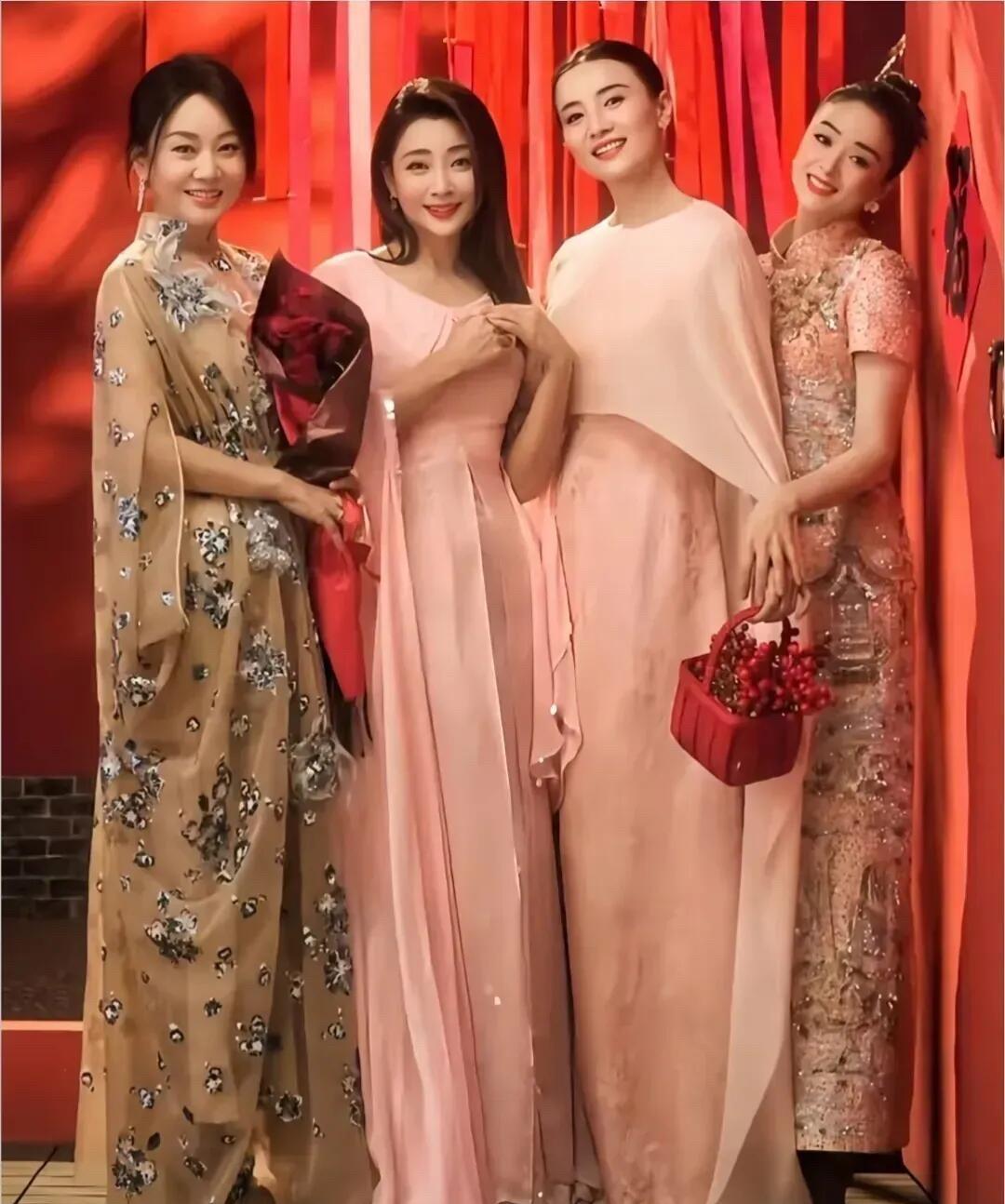 蒋欣骨架大，平时看起来一般般，跟其他女明星合影时，倒成为了最漂亮的一个。她的轮廓