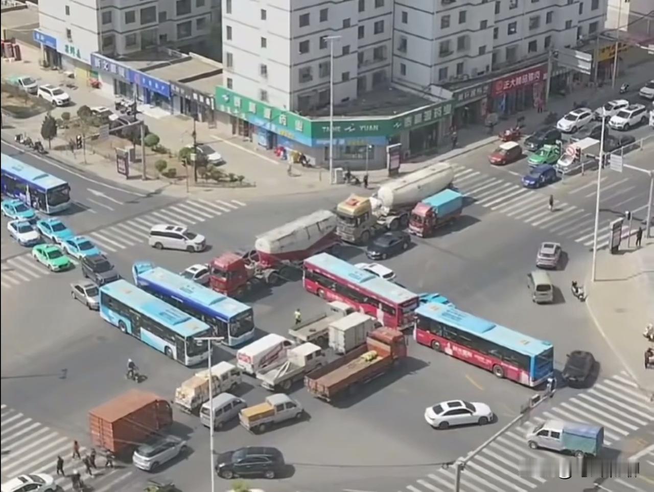 请问这是三缺一，“杠”上了吗？如果帽子叔叔不来，这个局怎么破？