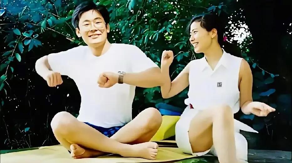 90年代，李在明与妻子金慧景互动时的留影，两人是通过相亲认识的，与当时出身贫寒的