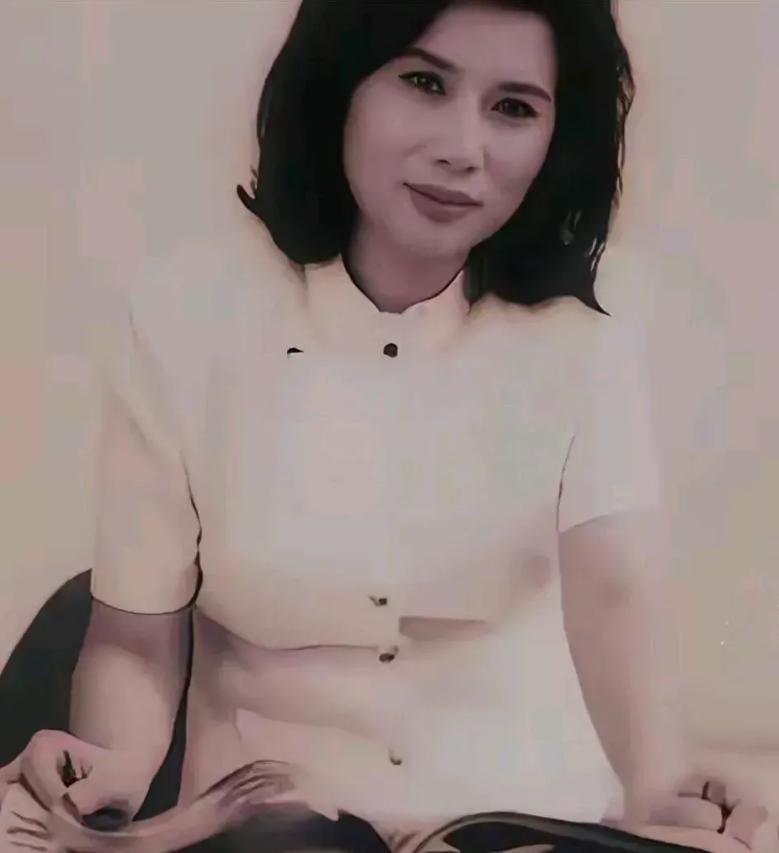 这是1990年，董明珠刚入职格力时的留影，彼时只是普通女销售的她，仅三年后就凭借
