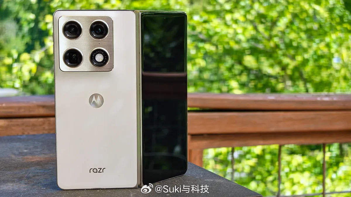丑到像外挂摄像头的折叠机，Moto情怀不在。MotorolaRazrFold