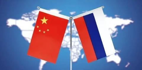 普京应该感到庆幸，过去三年，中国的立场始终没有变。最近美俄气氛微妙，让一些人产生