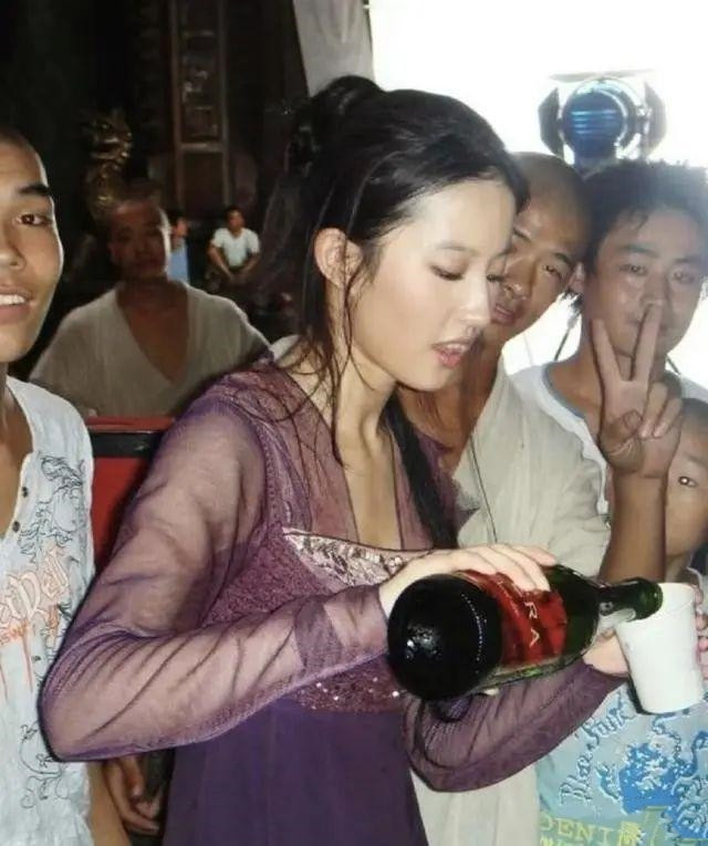 看着刘亦菲和别人的生图合照，我明白了什么叫“老天爷赏饭吃”！