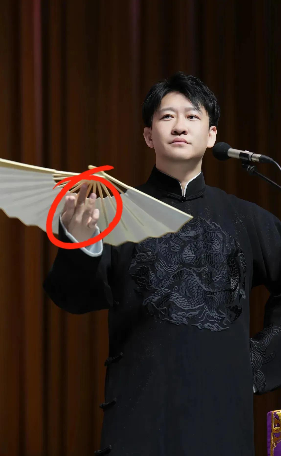 他低头喊师父那一刻，全网炸了。不是剧本，是真和解。曹云金在直播里连说三遍