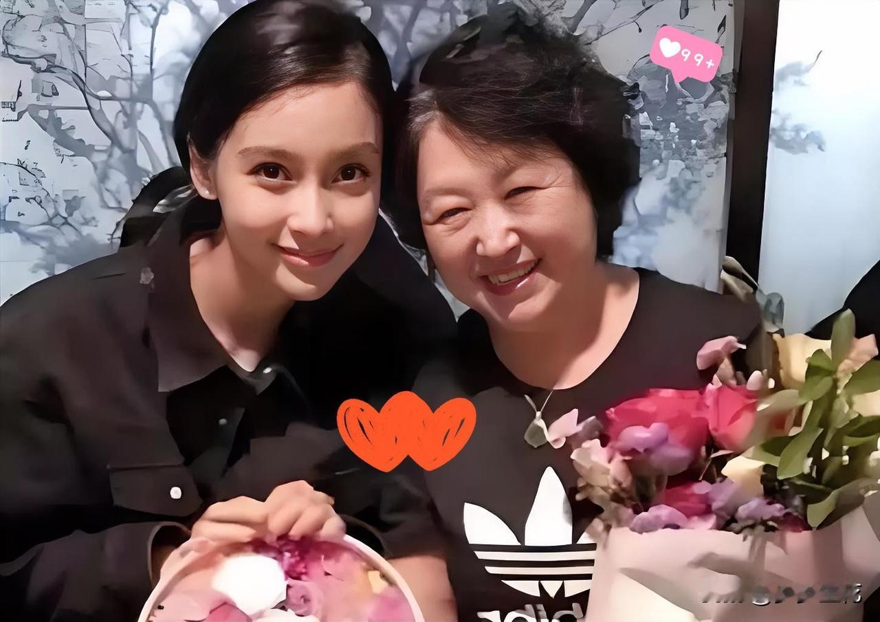 不服不行杨颖做事真的太绝了离婚三年的杨颖，依旧和前婆婆保持着良好的关系。