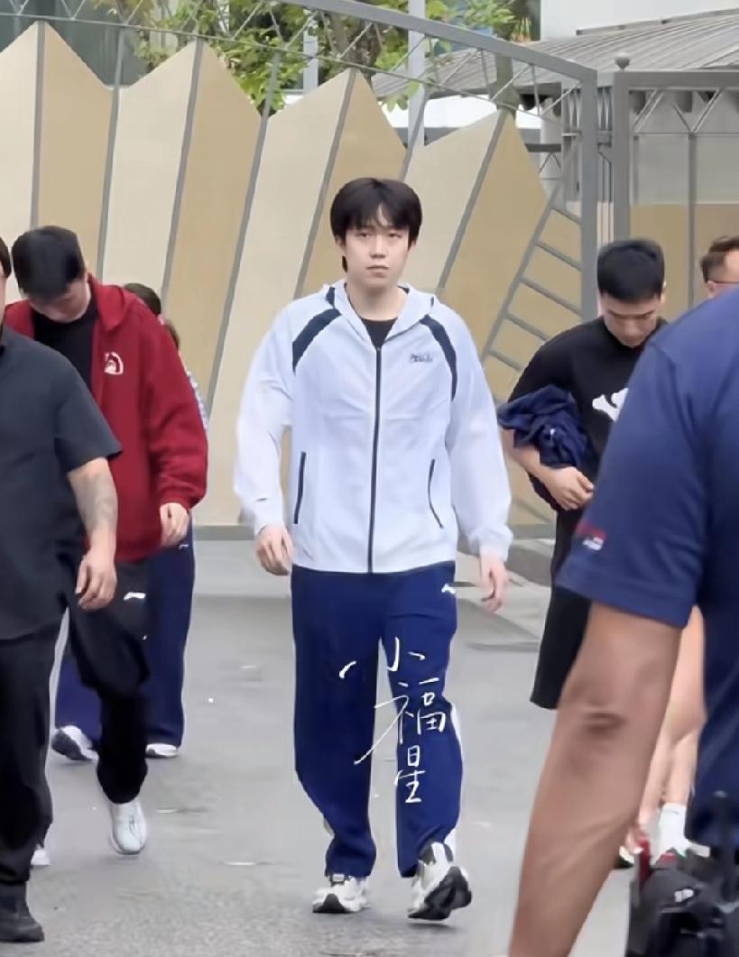 WTT新加坡大满贯比赛今晚举办欢迎晚宴，王楚钦与队友一同到达晚宴举办地新加坡环球