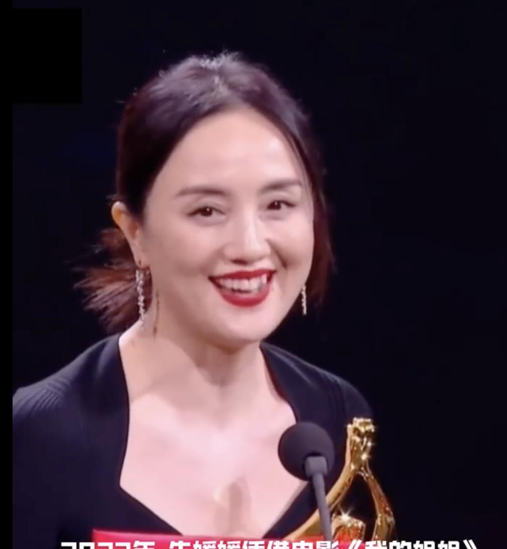 #朱媛媛抗癌期间获金鸡百花奖#2022年，侯勇和朱媛媛在36届大众电影百花奖颁奖