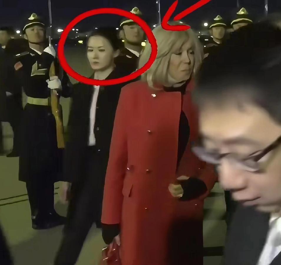 马克龙访华，女保镖严月霞又现身了！在北京机场，马克龙夫妇刚下飞机，严月霞就跟着马