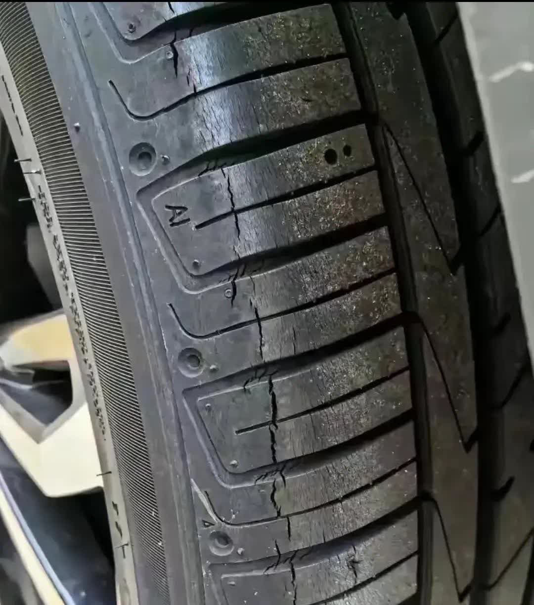 轮胎老了不换行不行？两个修车师傅说的完全不一样我这下彻底搞清楚事情原委了今