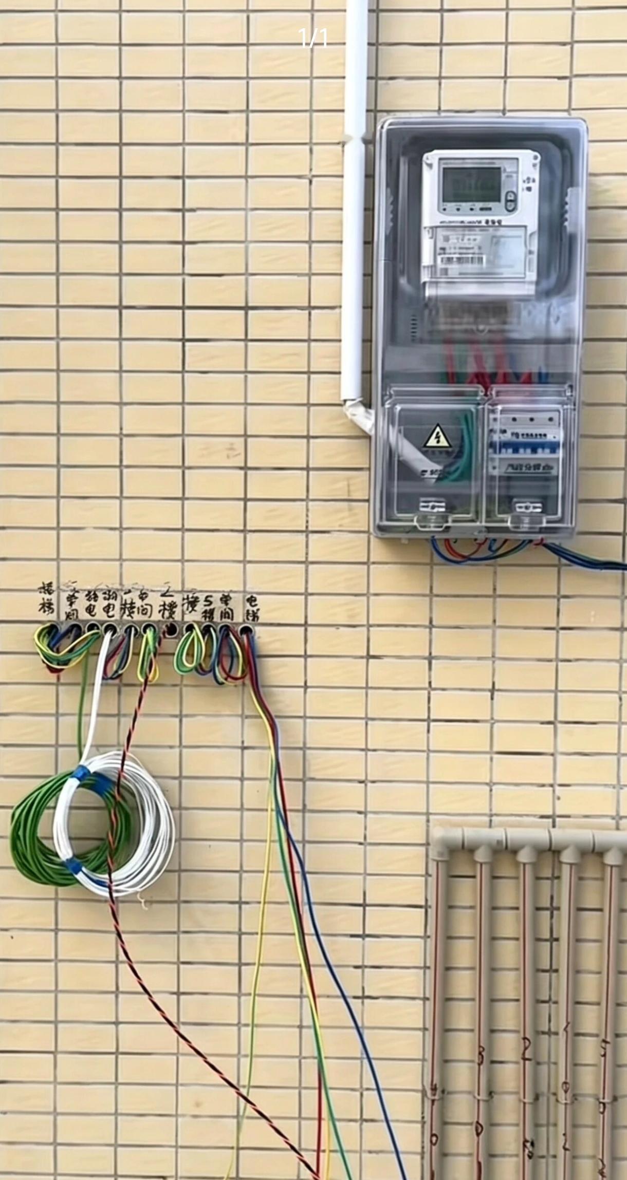 南方标准佛山这边都是一线一管，4条线套一条管省事了，但散热不好，不符合规范。临时