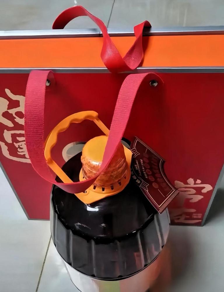 侄女真是的，给我添堵。中秋节了，侄女和侄女婿给我送来一桶油，一盒月饼，我说不要，