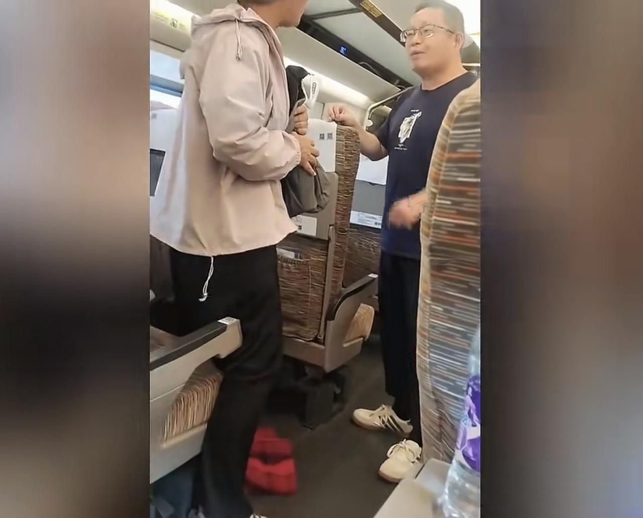 老太管得太宽了？高铁车厢内一男乘客有座不坐，站在过道上，引发邻座一位老太不满，列