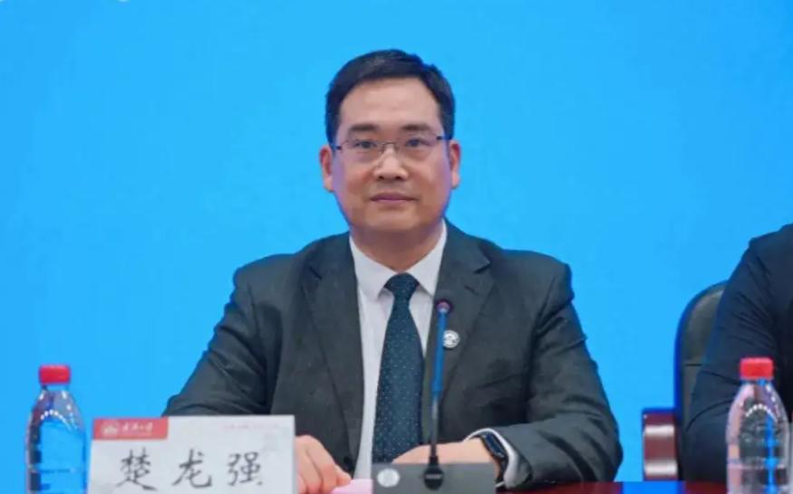 武汉大学这事办得真够憋屈图书馆风波闹这么大，校方就发了个通告。最该说话的