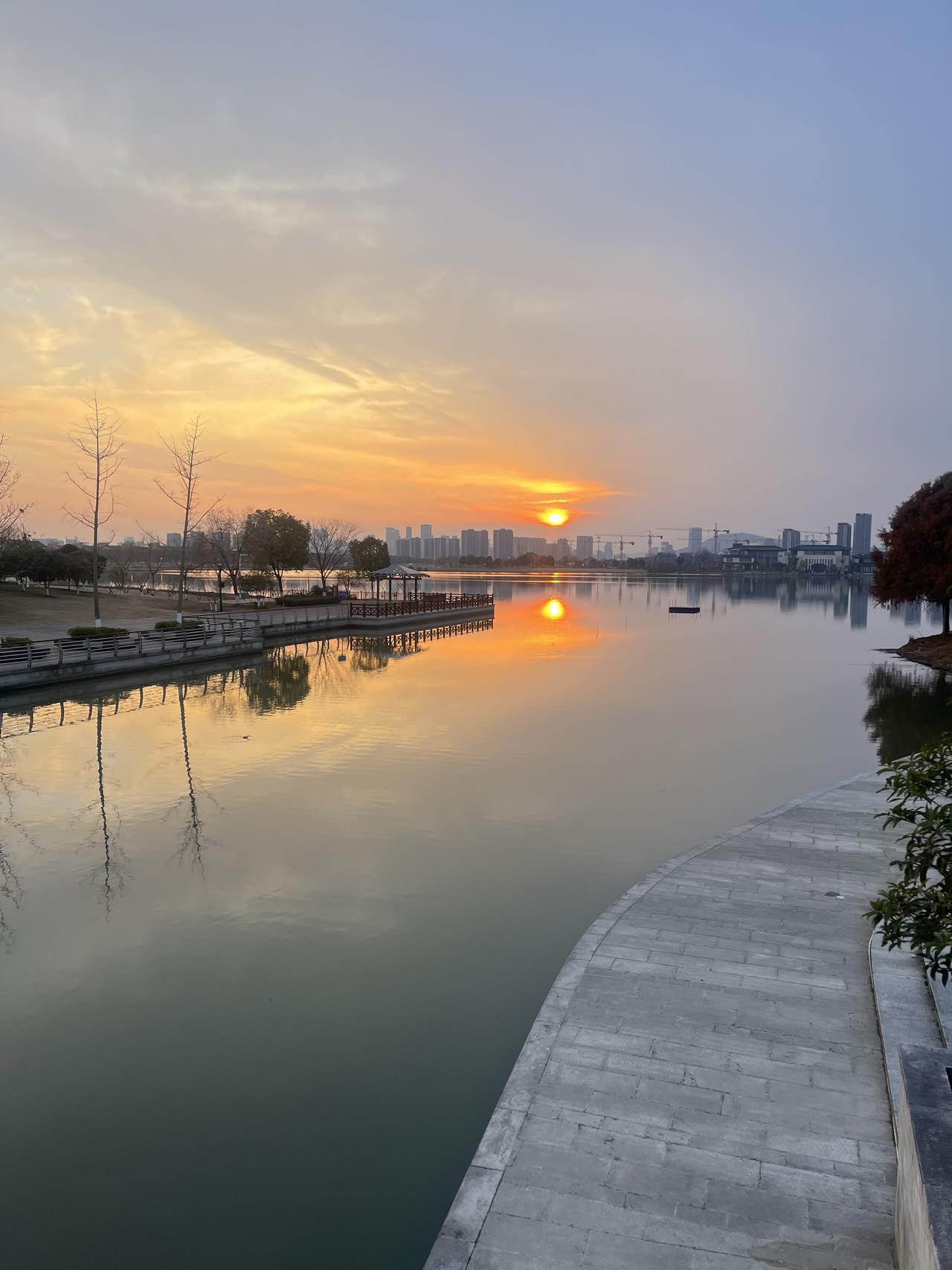 顶级养生，就是把日子过成倒着活。年轻时拿命换钱，老了拿钱买命——这买卖亏得裤