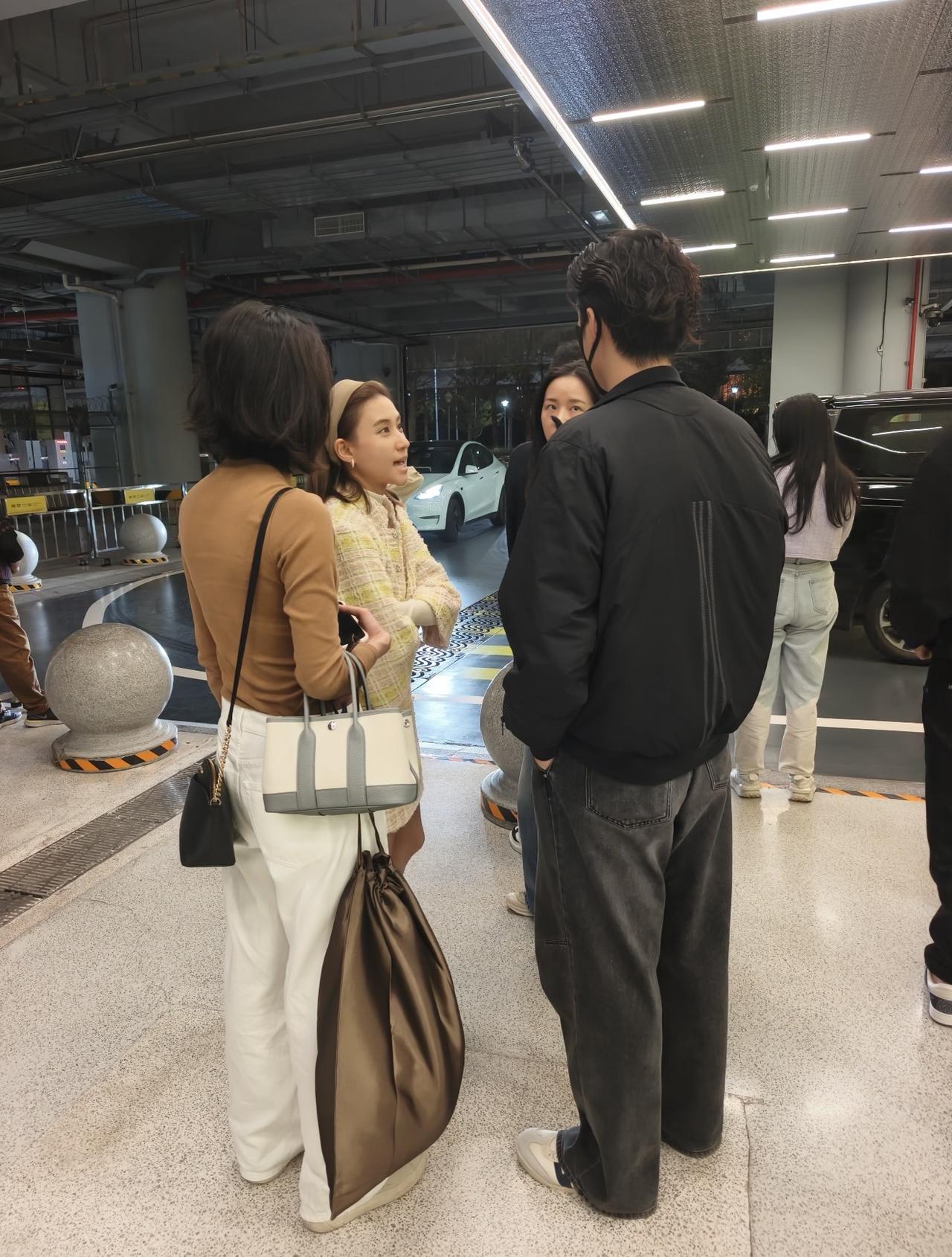 2月25日，有位网友偶遇窦骁、何超莲夫妇，在横琴口岸附近，等车闲聊时的画面。