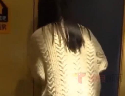 贵州，一女子在诊室里接受治疗，当时正脱裤检查，一陌生男子直接就闯进来，将女子看了
