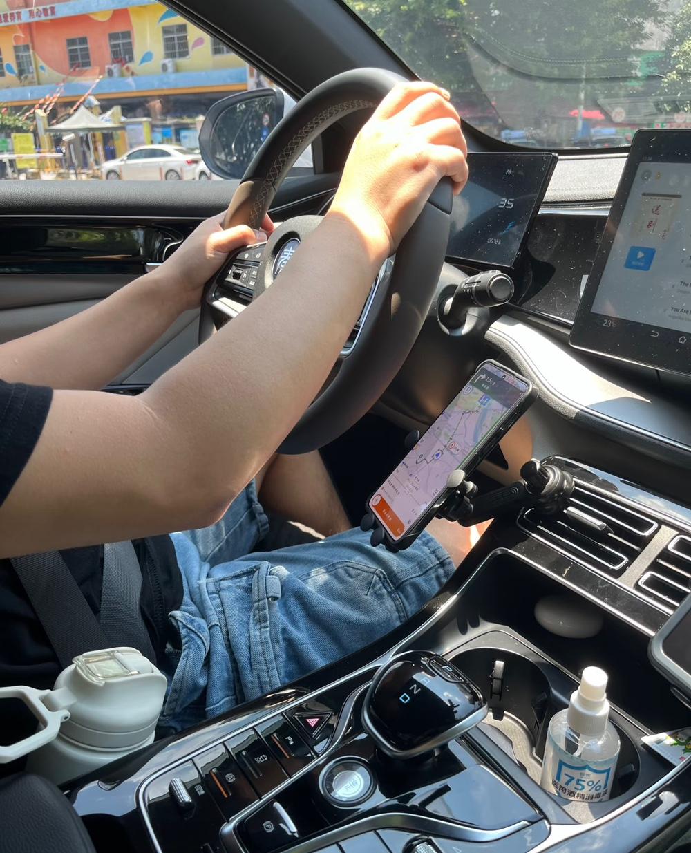 上有老下有小，想靠跑网约车翻身，真没那么容易。现在网约车早就不赚钱了，单子少