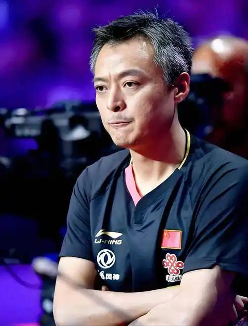 国乒总教练秦志戬那头白发，不是岁月催的，也不是染的，是被马龙和许昕这两个“逆徒”