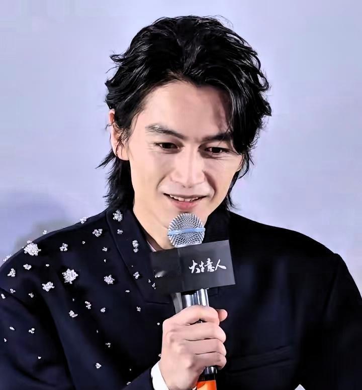 为什么我感觉陈晓的面相变了呢，他年纪也不大才38岁，法令纹、眼角纹都出来了，