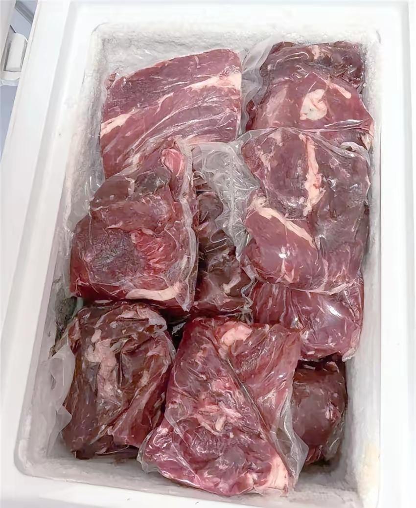 对门邻居要出国打工，敲我家门说：姐，冰箱里满是牛肉驴肉，你给1000全拿走。我