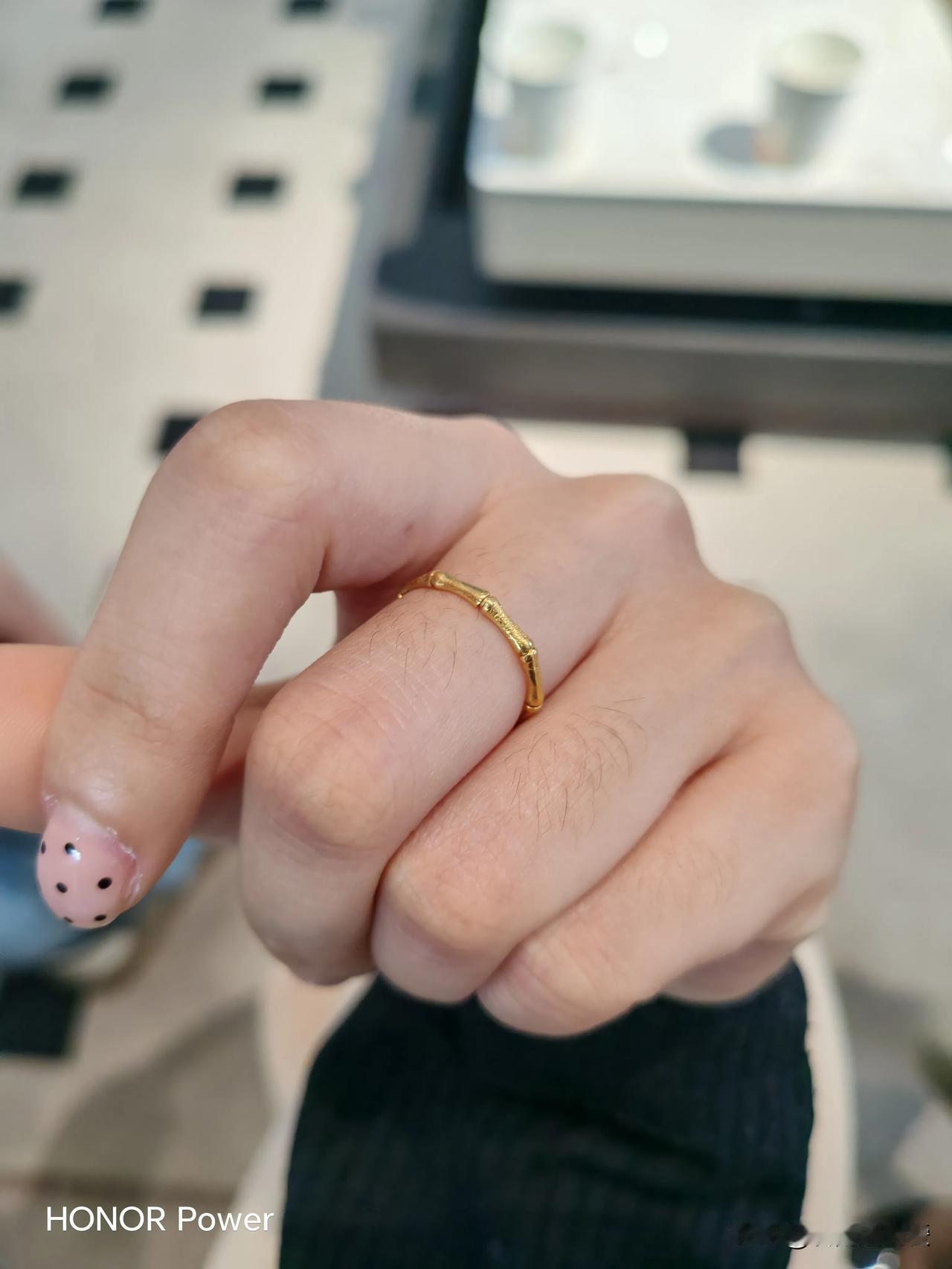 黄金市场真是疯了!!!10月27号的时候,黄金价格还929一克,10月28号