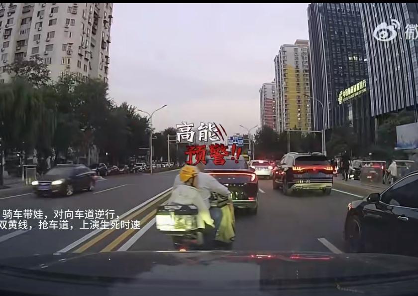 今天开车遇到的奇葩事，一个大爷带着孙子横穿马路，后面的车鸣笛提醒，大爷感觉被冒犯