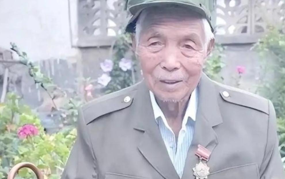 1979年，我军一名战士意外落入两名越南女兵手中，他早已抱定牺牲的决心，可对方盯