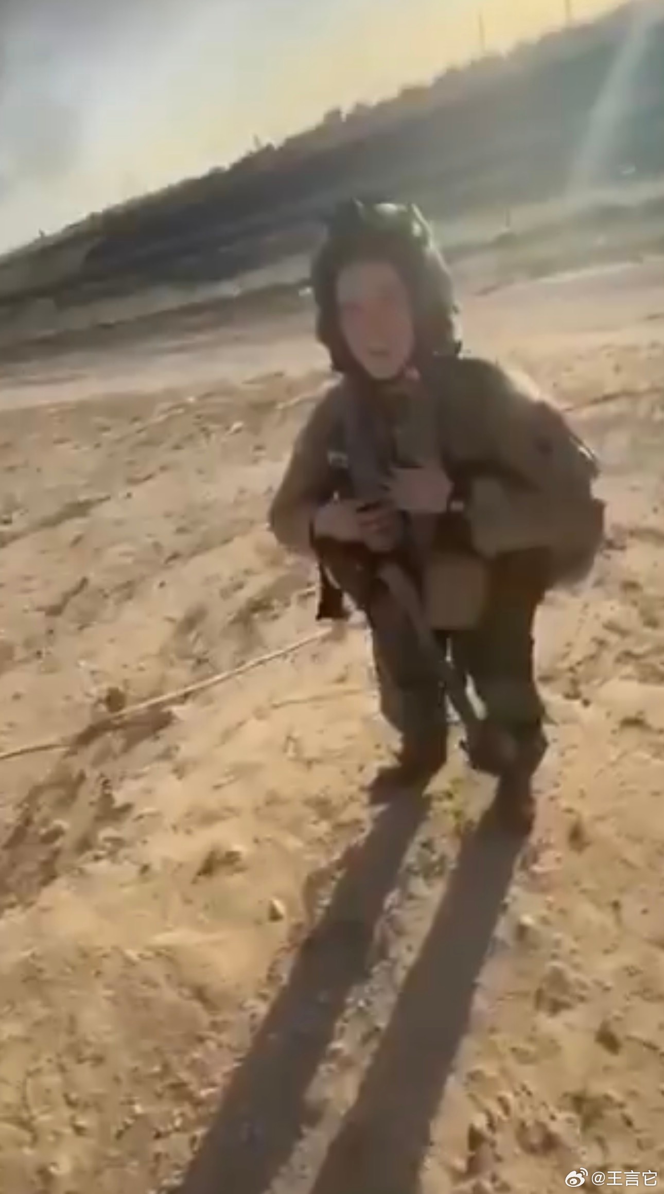 ‼️社交媒体上流传的一段视频显示，科威特居民向一名被击落的美国F-15E战斗机