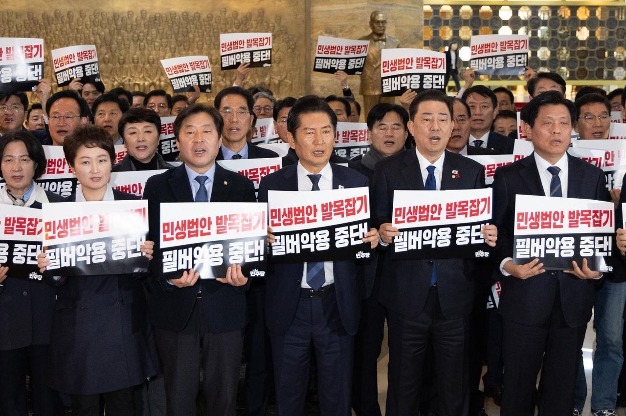 韩国媒体消息，由于朝野政党未能就议程达成一致，国民力量党拟对多项民生法案发动议事