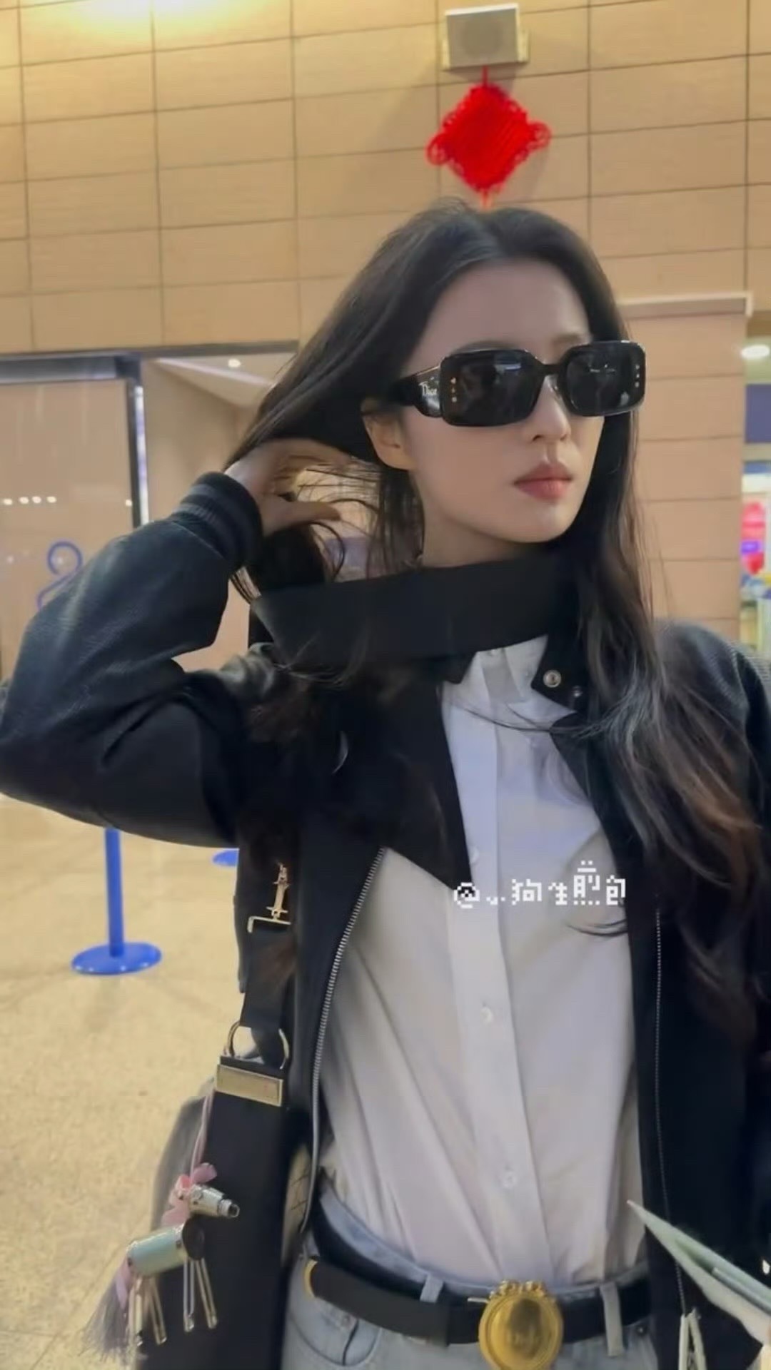 王楚然完全老公姐巴黎时装周上的王楚然，完美诠释什么叫“老公姐”！帅气中带着优雅