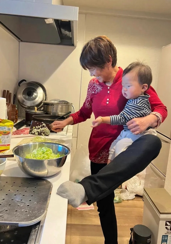 现在的很多婆婆遇到蛮不讲理、不感恩的儿媳，就会抱怨说，天天当保姆还憋气，这么说不