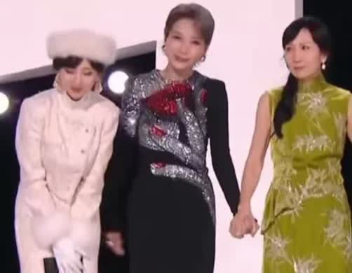 到底是谦逊呢还是高傲呢？！这张图片怎么看三人都是各有心思，极不和谐，“小青”