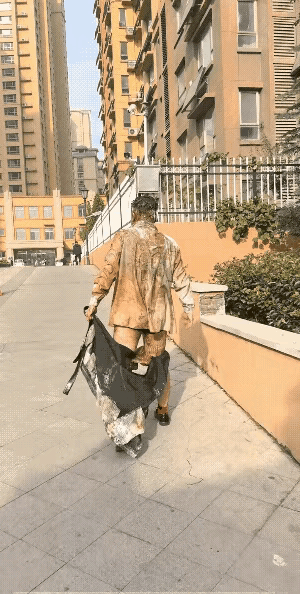 衣不蔽体，第一眼以为是流浪汉，再看以为是打仗回来的战士，最后才发现他竟然是新郎，
