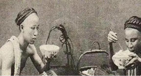 1953年，李鸿章的孙子李子嘉，身着破烂衣服，踉跄着走到一个湖边，纵身一跃跳了进