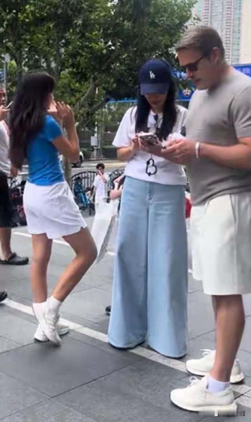 马雅舒一家人在街头被偶遇，丈夫明显发福了！马雅舒和外籍丈夫罗伯特，飞机上相