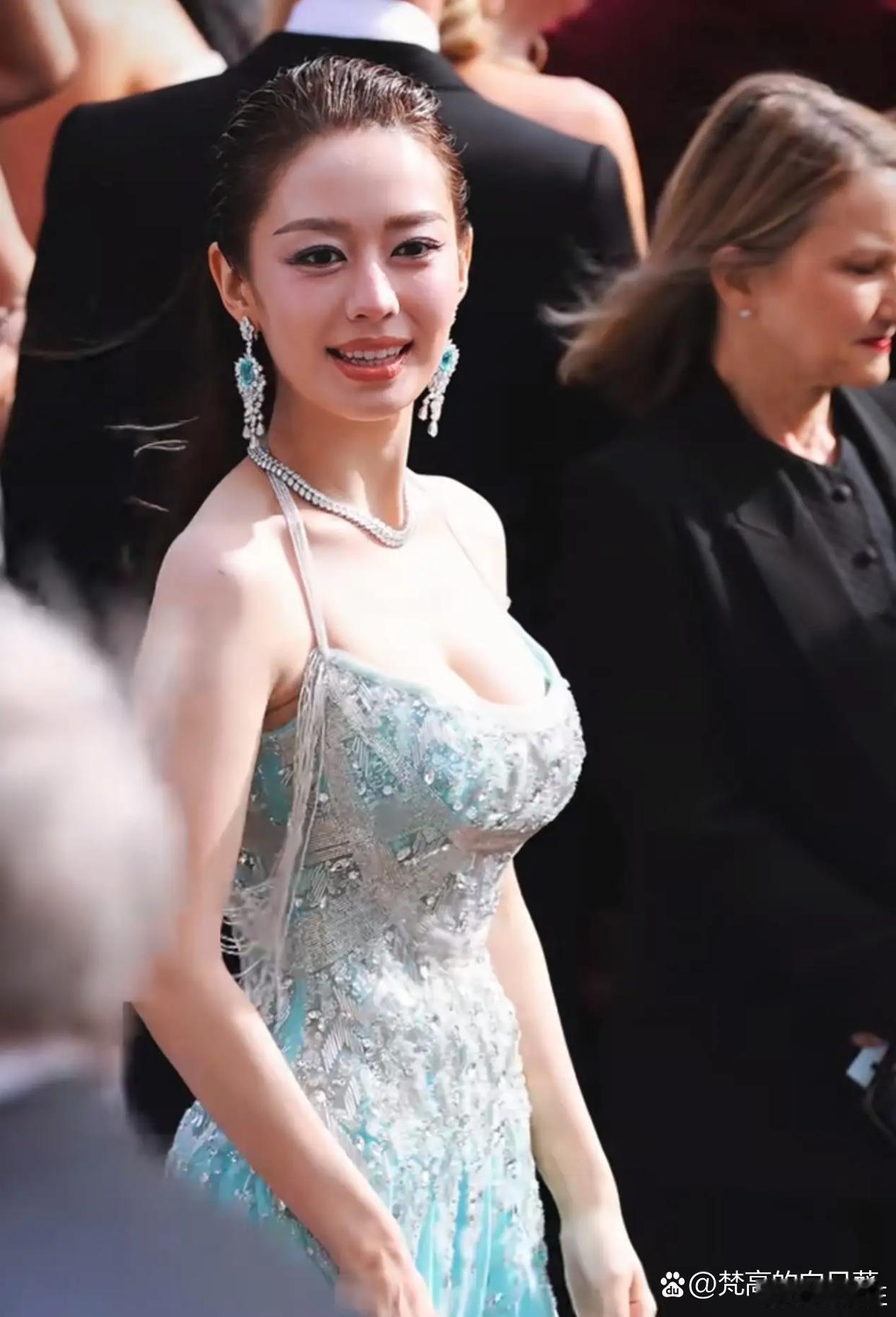 谁能扛得住吉娜这一身红毯造型，身段玲珑大气，颜值更是越看越有东方韵味，完全看不出