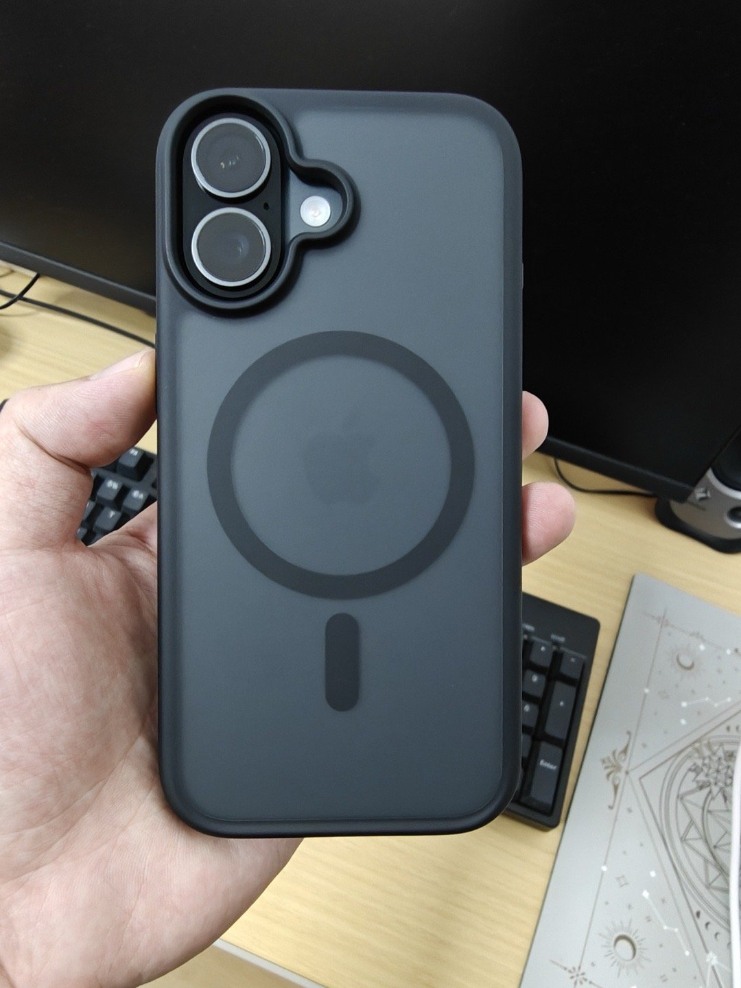 黑色iPhone17搭配优限碳黑磁吸[大笑]强力防护，磁吸得劲​​​