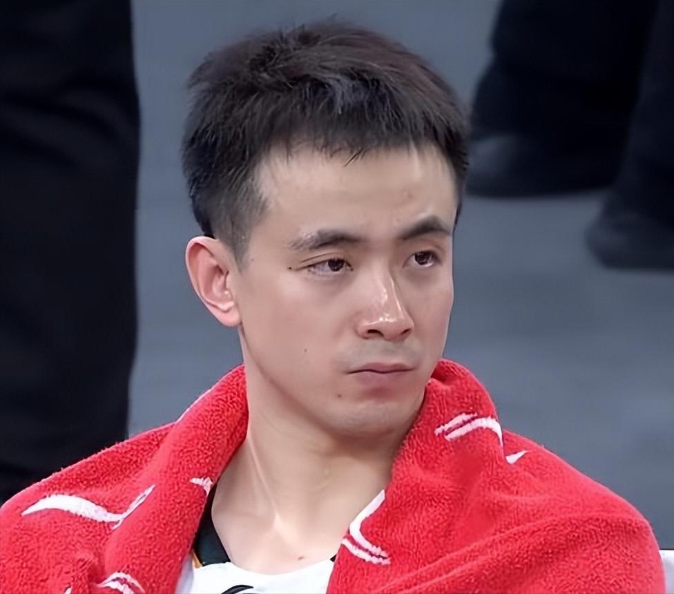 赵继伟膝盖积液非常严重，却被某些球迷嘲笑不去参加亚运会是“逃兵”，这些人真是无脑