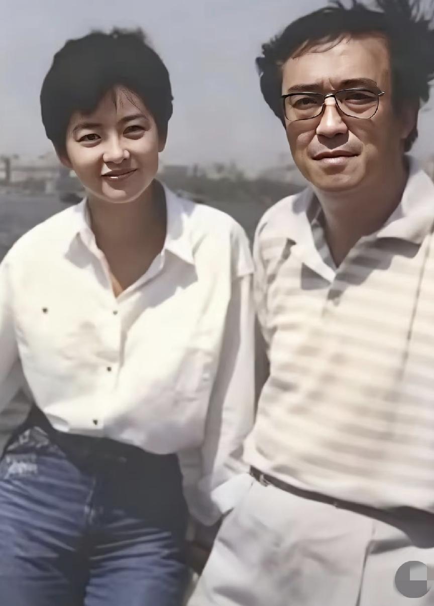 “东南亚第一美人”林青霞和著名导演谢晋的合影。穿白衬衣牛仔裤的林青霞留着短发，