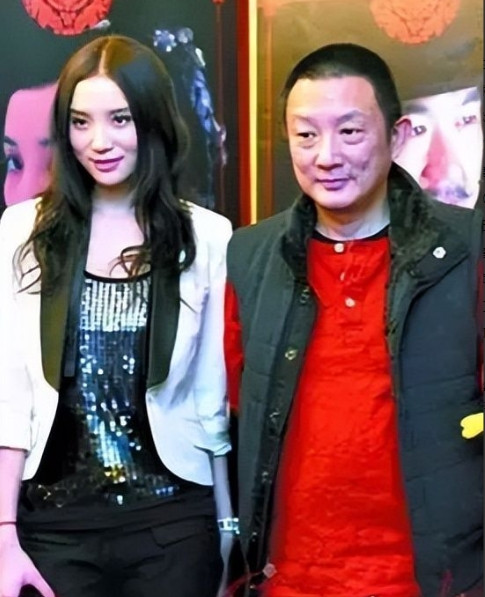 2007年，50岁的导演张黎爱上了演员小宋佳，当时张黎已经结了五次婚，为了迎娶小