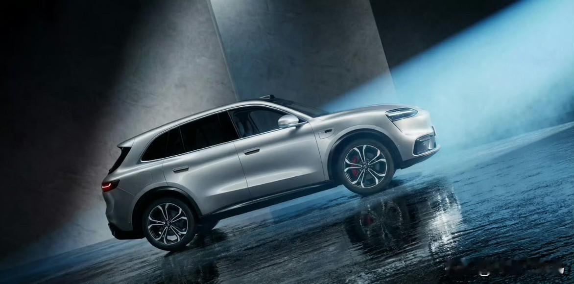 这台车当时和他们沟通的时候就说了几个词，更运动，更时尚，更有设计感整体明显能看