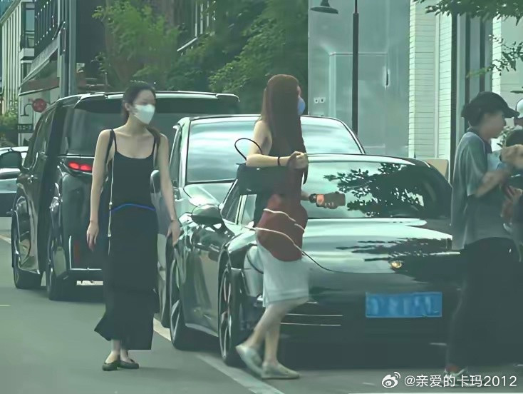 李嫣窦靖童宋妍霏同框近日，有媒体拍到李嫣和窦靖童宋妍霏一起逛街的场景。窦靖童抱
