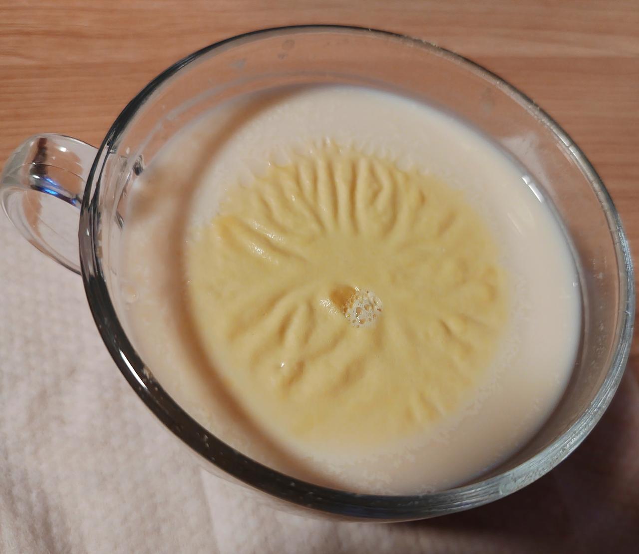 晚上用开水冲泡了一包纯豆浆粉，由于有点烫，没有马上喝。在桌子上放置了大概10分钟