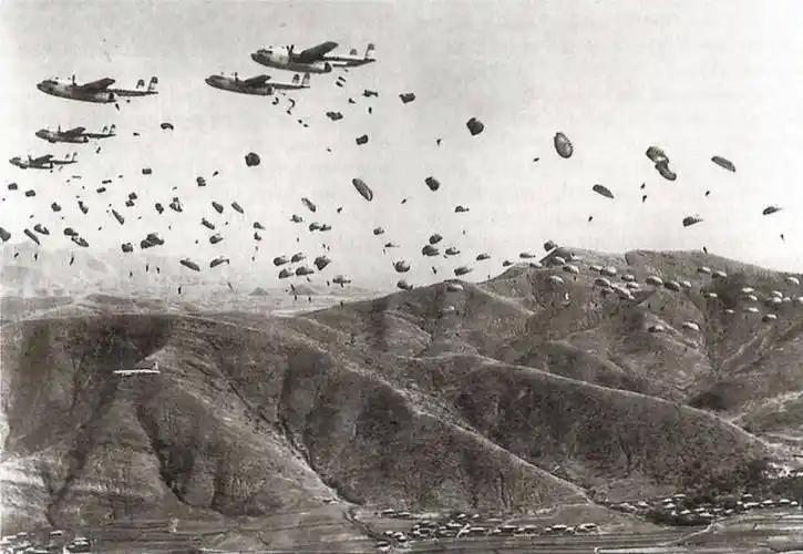 1951年4月，朝鲜上空美军飞行员得意低飞，却突遭三千支步枪齐射：18架敌机如何